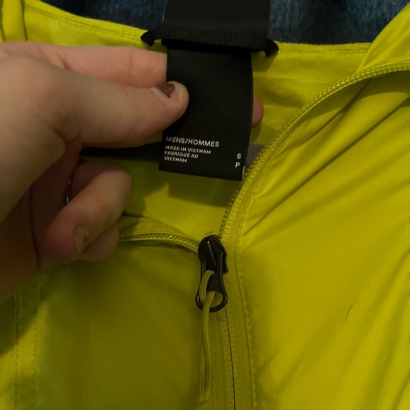 The northface windbreaker - Picture 5 of 8